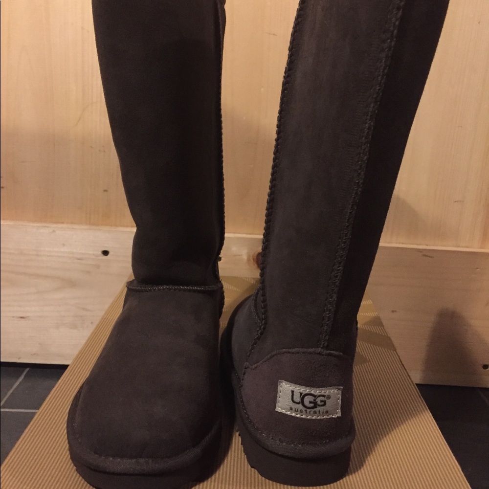 **New UGG Boots Classic Tall Chocolate Kids size 3